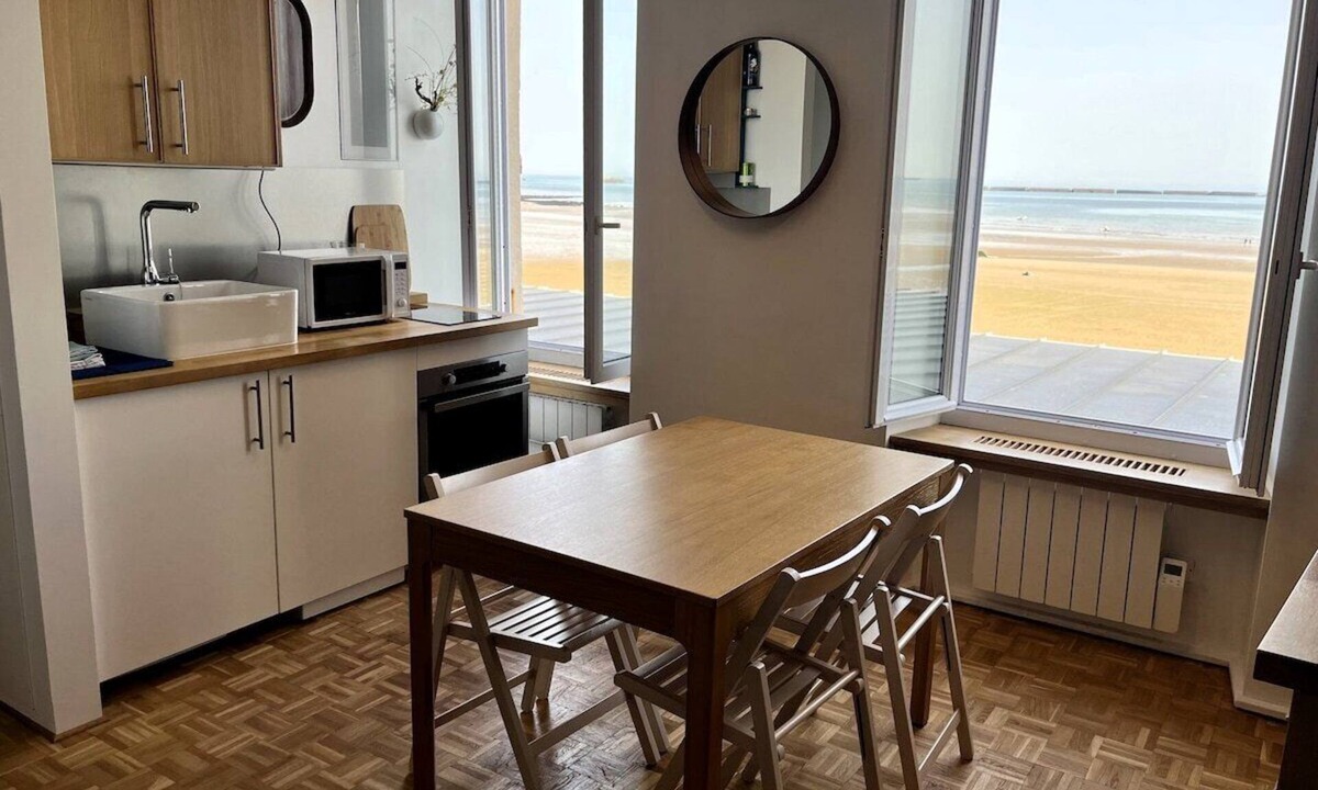 Arromanches-les-Bains Apartment | À L'est - Studio vue mer sur la Digue