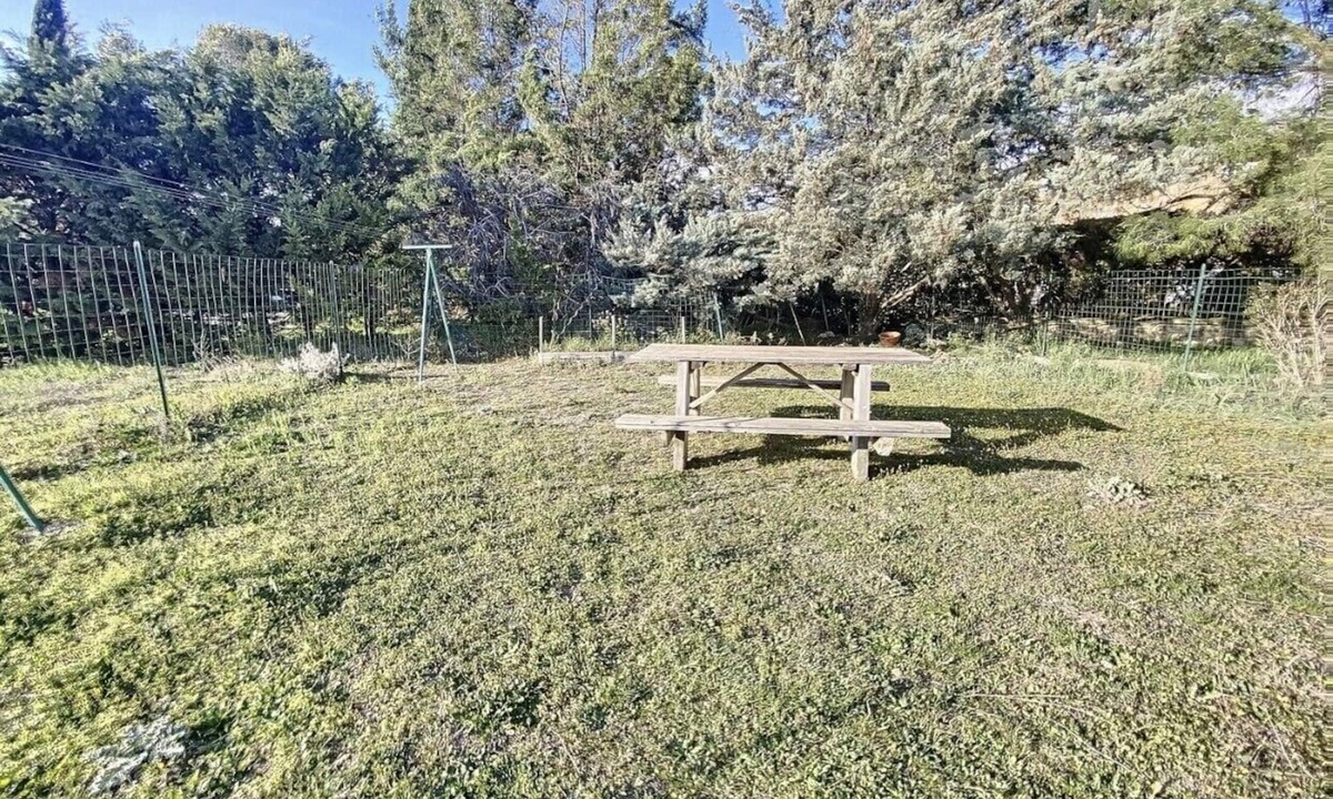 Volx Apartment | à la Campagne en Provence, Parking et Jardin