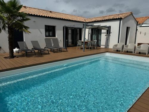 Saint-Vincent-sur-Jard House | Élégante maison avec piscine