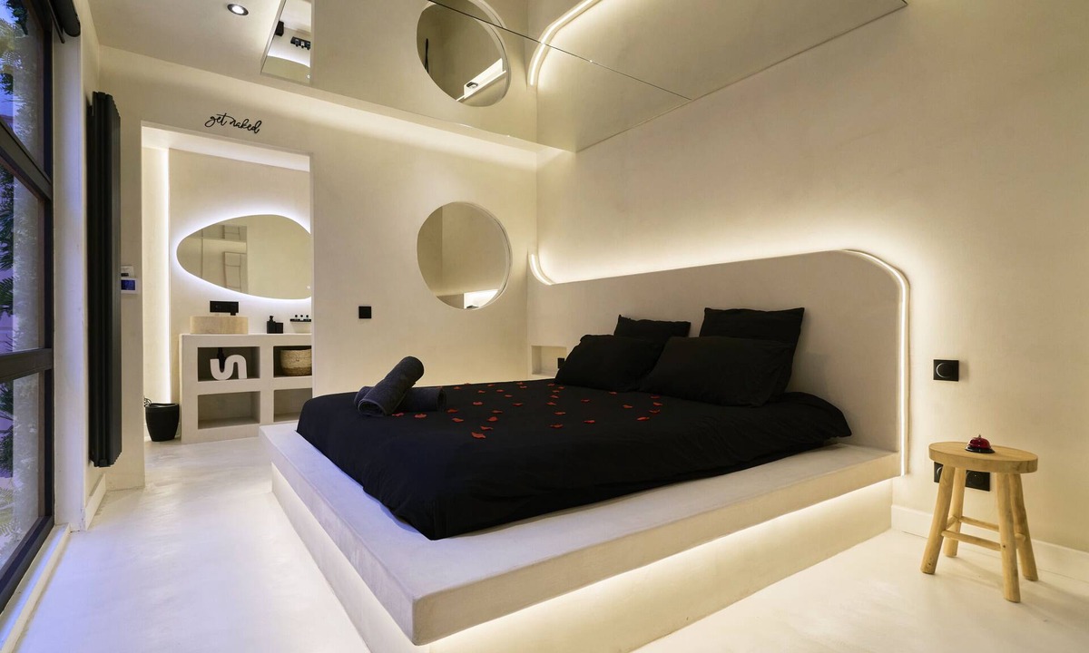 Tourcoing Apartment | Ô Diable Des Plaisirs - La Soumise