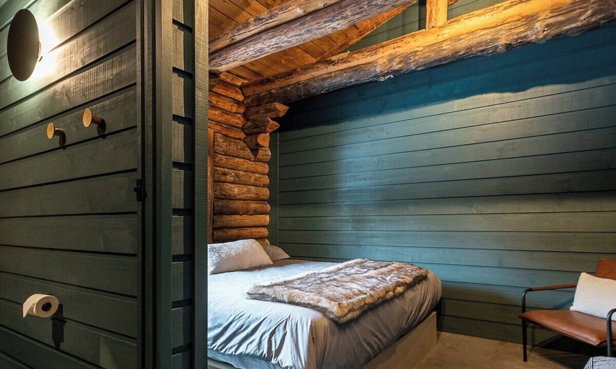 Saint-Simeon Cabin | ÖBois Charlevoix: L'Écurie 3 (bedroom)