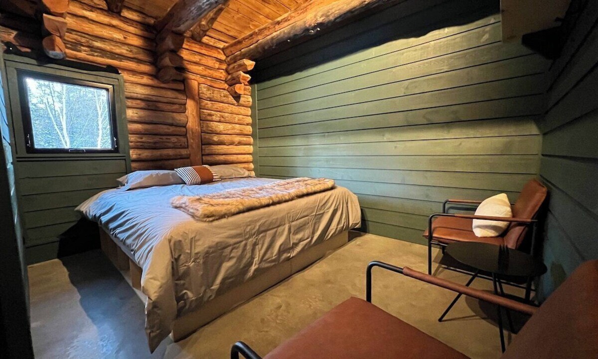 Saint-Simeon Cabin | ÖBois Charlevoix: L'Écurie 4 (bedroom)