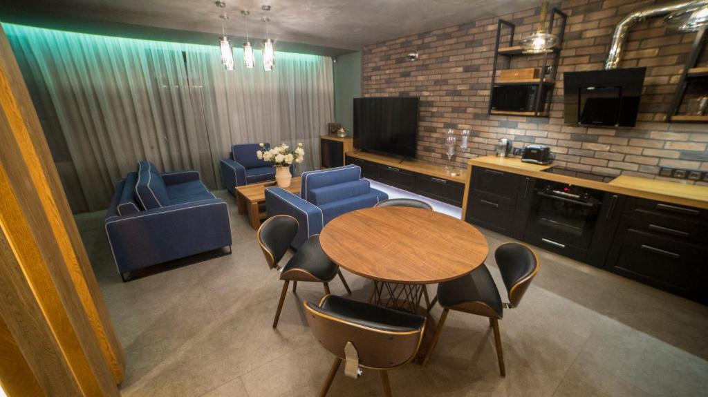 Pskov Old Town Apartment | Шикарная двухуровневая квартира 100 м кв на берегу реки, рядом парк и величественный кремль