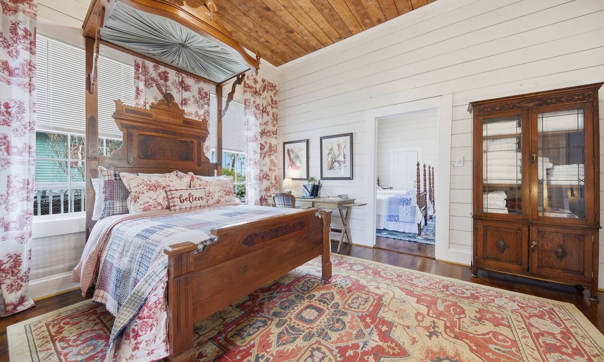 Brenham House | 0.3 miles to downtown Brenham 0.1 miles to Brazos Valley Brewery built in 1918