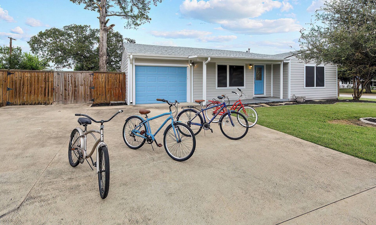 Southeast College Park House | 0.9 Mi to Kyle Field | Large Yard | Pets | Bikes