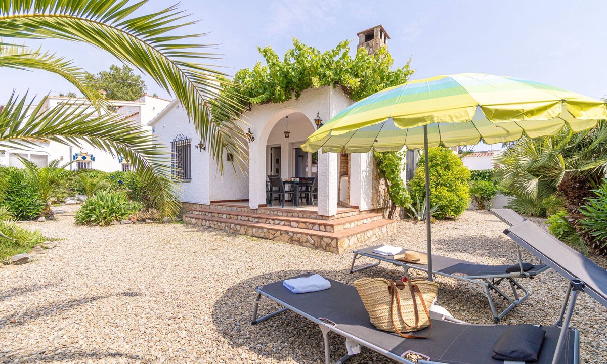 Empuriabrava Villa | 0119-MONTSENY House with studio