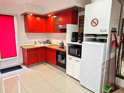 Razac-sur-l'Isle Apartment | 03 - Joli studio traversant situé au rdc avec 2 lits, tout équipé pour 1, 2 ou 3 personnes maximum, entrée indépendante donnant sur parking dont une place est réservée devant la porte, grand fourgon possible et jolie terrasse à l'arrière comme une maison