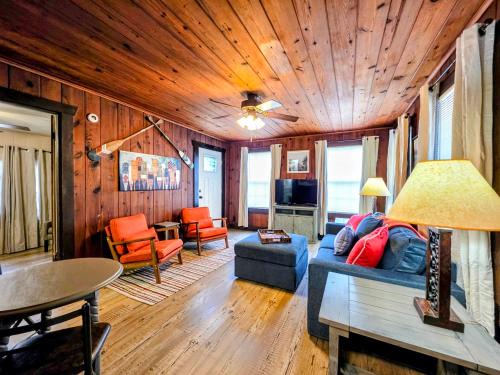 Mid America House | #04-Adorable Large 1 Bedroom Lakeside Cottage- Pet Friendly