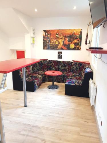 Razac-sur-l'Isle Apartment | 05 - Très joli 3 pièces neuf 2 chambres, 3 lits, logement tout équipé pour 1 à 4 personnes maximum, vue sur jardin avec parking privatif, grand fourgon possible, tout le linge de maison est fourni