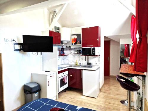 Razac-sur-l'Isle Apartment | 08 - Très joli studio tout équipé pour 2 personnes, avec lit double, parking privatif gratuit, grand fourgon possible, tout le linge de maison est fourni