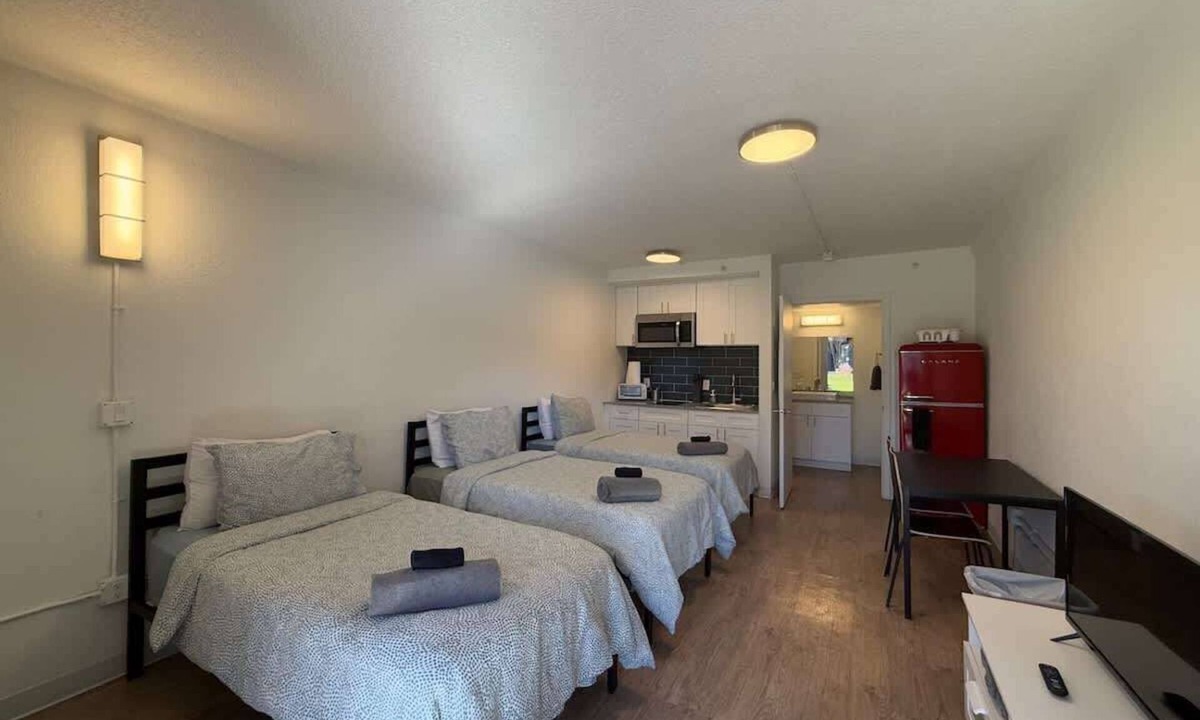 St. Johns Apartment | [09] ATX Studio: 3 Twins, Access to Gym & Laundry