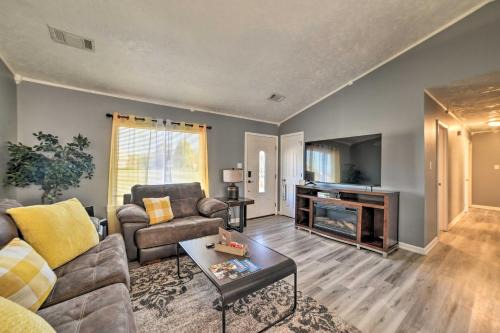 Clarksville House | 1/2 Mi to Fort Campbell: 'State Line Retreat'