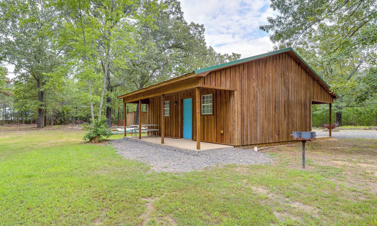 Heber Springs Cabin | 1/2 Mi to Greers Ferry Lake: Quiet Cabin w/Porch