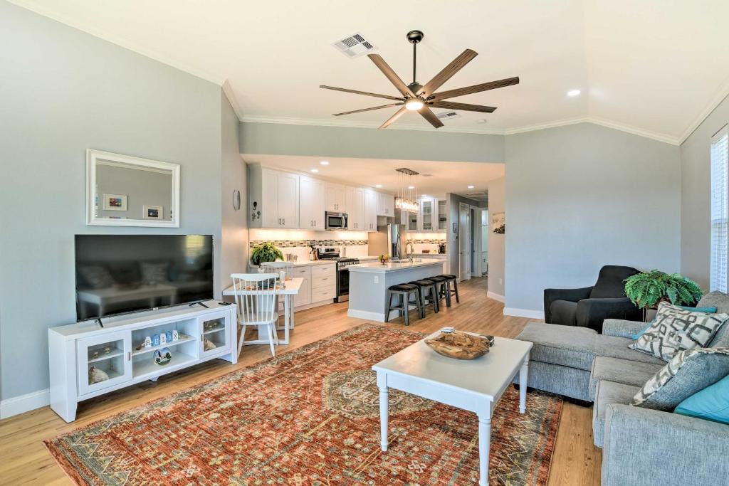 Jamaica Beach House | 1/2 Mi to Jamaica Beach: Family Gem w/Pool Access