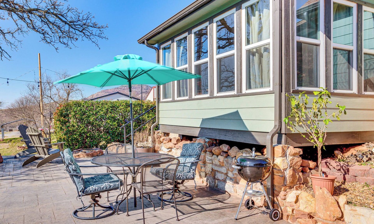 Medicine Park Cottage | 1/2 Mi to Lake Lawtonka: Mtn-view Haven!