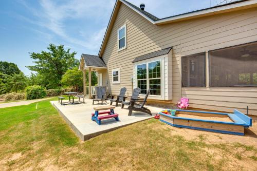 Kingston House | 1/2 Mi to Lake Texoma: Home w/Fire Pit & Grill!