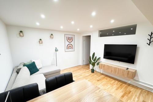 Flintsbach A. Inn Apartment | 1,5-Zimmer, Top ausgestattet, 4 Pers, Souterrain, Self Check-in, Parkplatz, Netflix & Amazon Prime