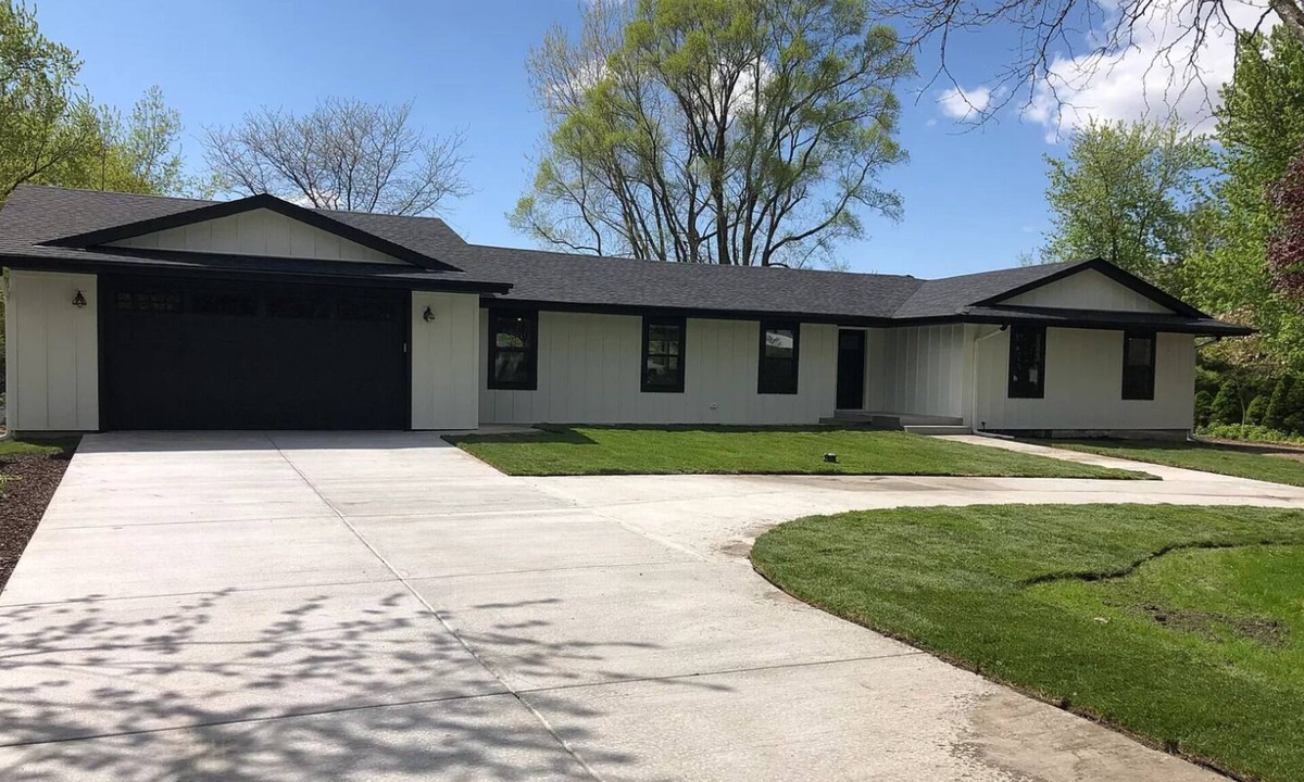 Morris House | 1 Acre newly remodeled Coal City home