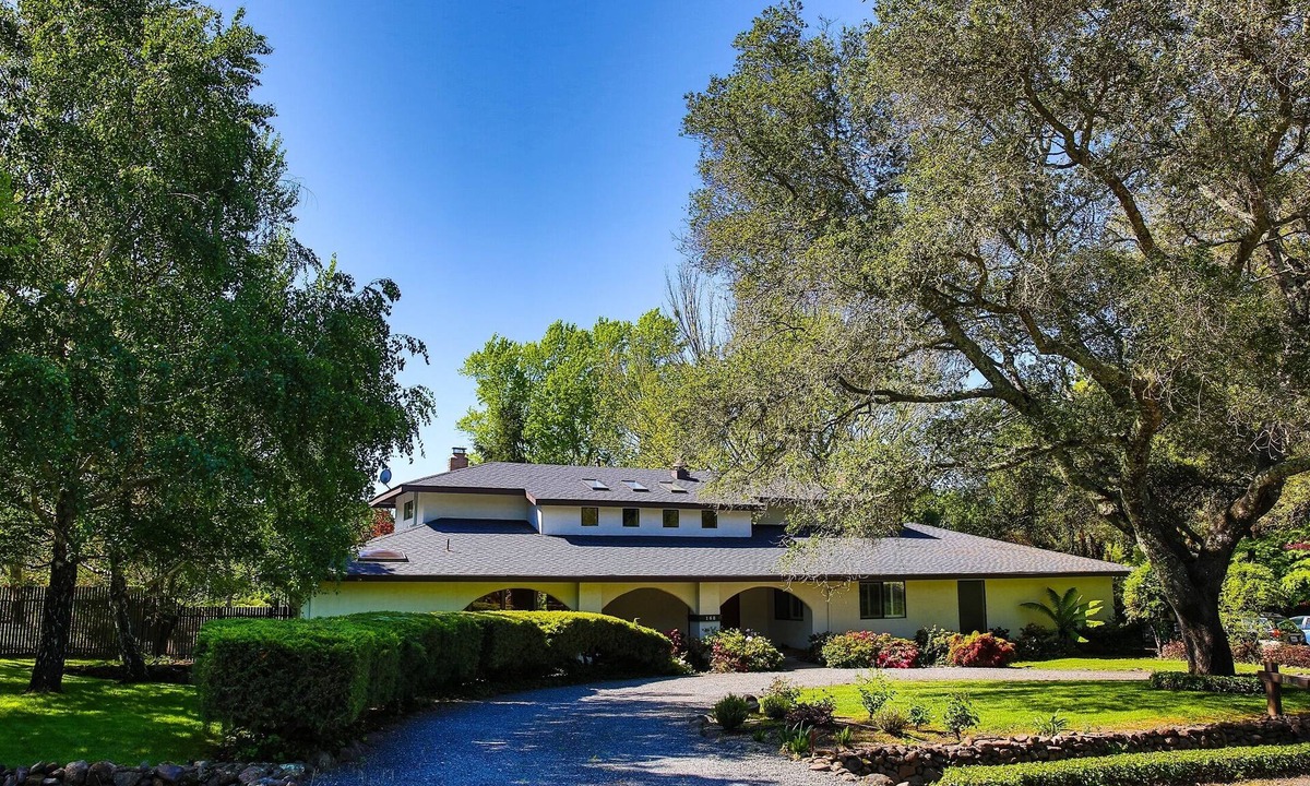 Glen Ellen House | 1-acre Private Backyard with Large Pool