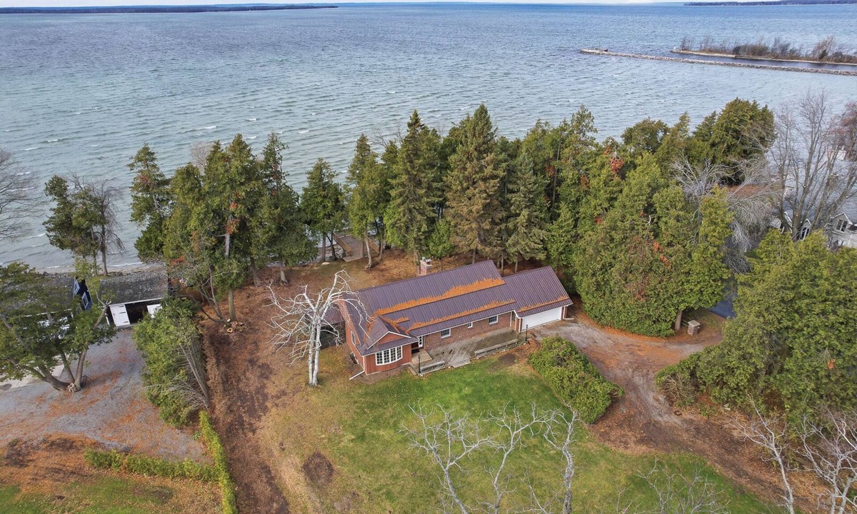 Beaverton House | 1-acre private waterfront cottage on Lake Simcoe featuring 150' of sandy beach