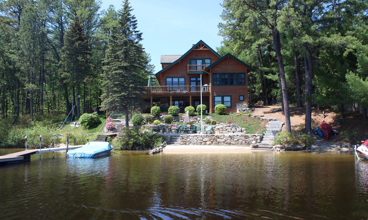 Freedom House | 1 AUGUST 2025 WEEK AVAILABLE! Ossipee Lake house-sandy beach & panoramic views!