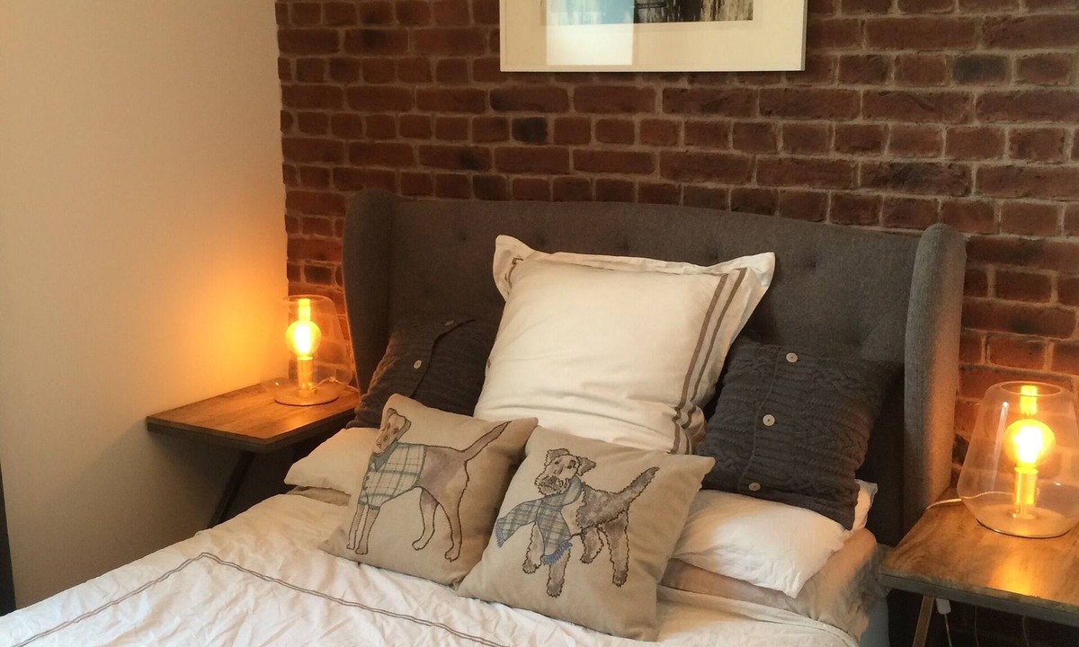 Shadwell Apartment | 1 BD Split Level Old Pub Conversion Tower Bridge