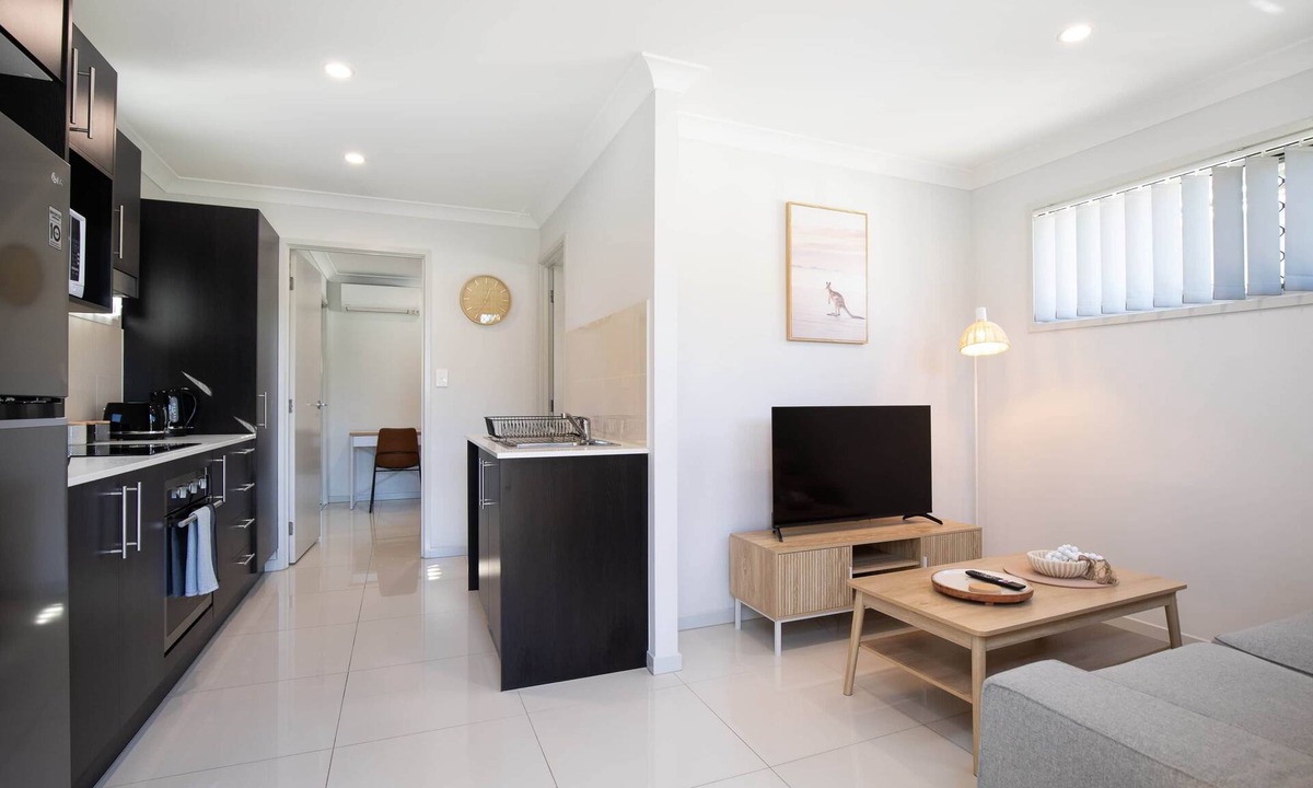 Rocklea Apartment | 1 Bdr Apt w/AC | Kitchen | Parking ! 131F1