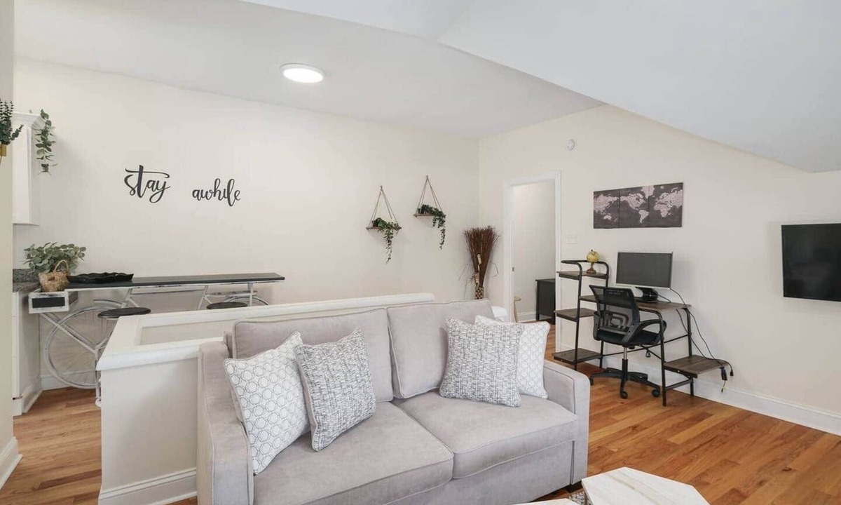 Foxcroft Square Apartment | 1 Bdrm Apt for Perfect Lil Getaway w/Free Parking
