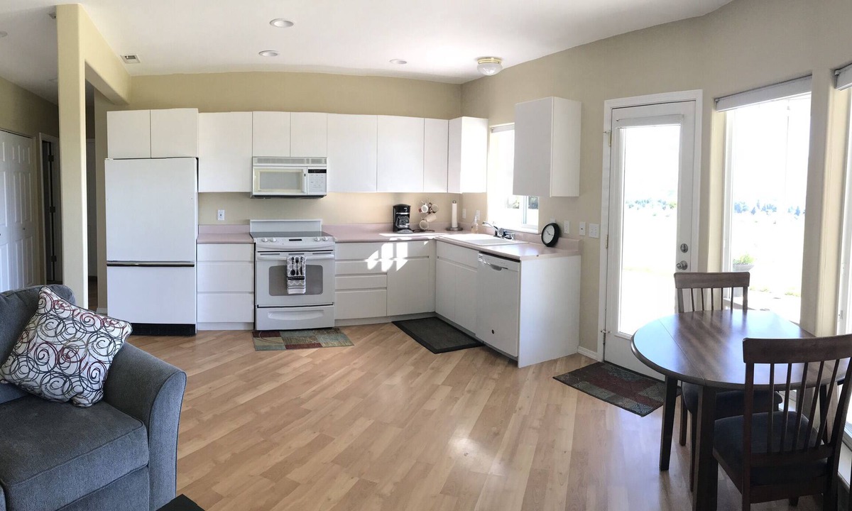 Wenatchee House | 1 Bed, 1 Bath, Private Kitchen, Private Laundry Apartment (Views)