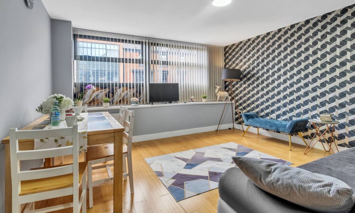 West Bromwich Apartment | 1-bed Apartment Designer Spotlessy Clean