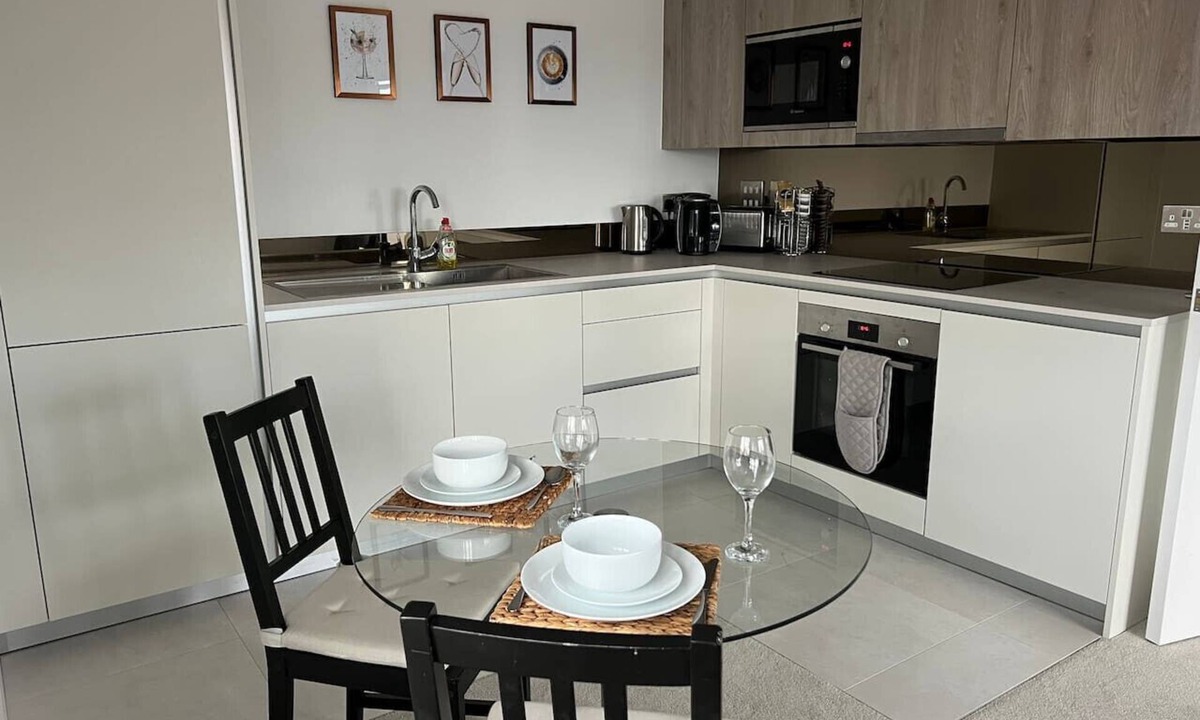 Bracknell Condo | 1 Bed Apt with parking, ideal location