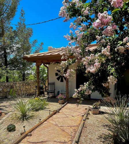 Mesilla Park House | 1 bed cute casita near NMSU, pet friendly