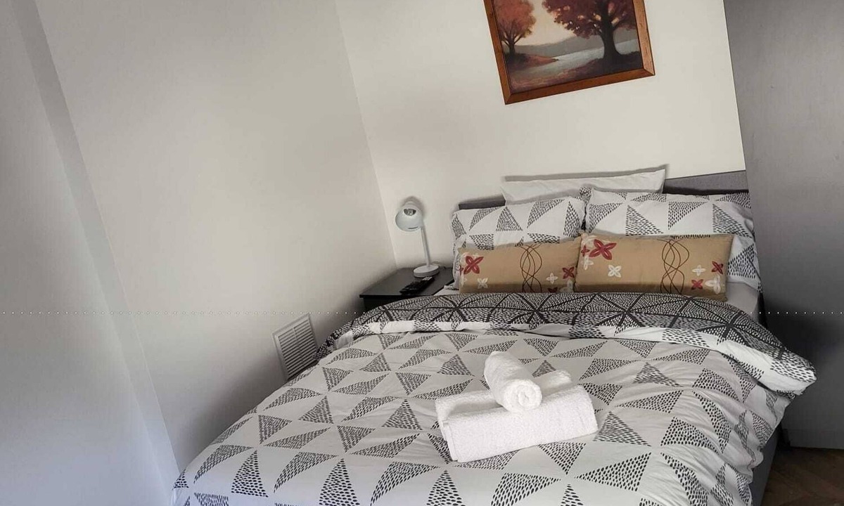 Stone Apartment | 1 Bed Flat - Sleeps 2 - Parking - Wifi