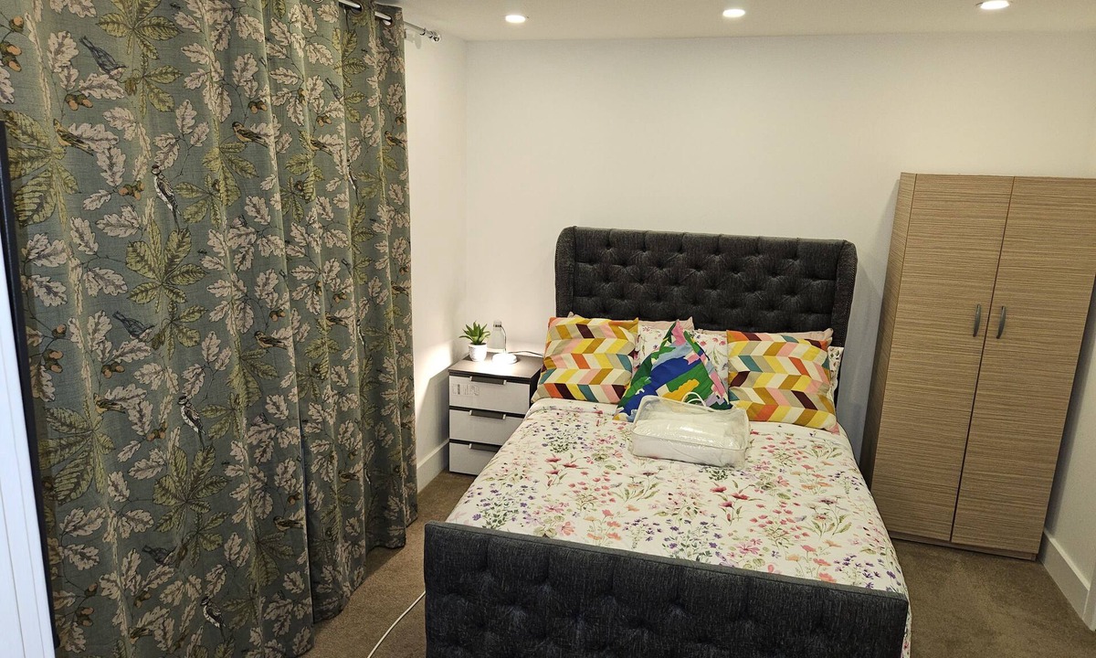 Kidbrooke with Hornfair Apartment | 1 Bed Flat - Sleeps 2 - Parking - Garden