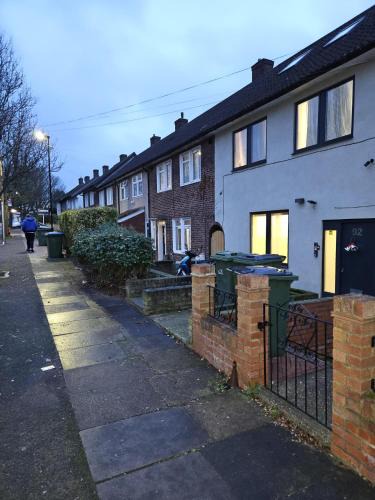 Kidbrooke with Hornfair Apartment | 1 Bed Flat - Sleeps 2 - Parking - Garden