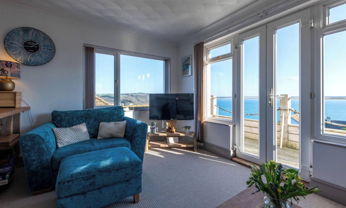 Looe Apartment | 1 Bed Flat - Sleeps 2 - Pets - Balcony - Parking