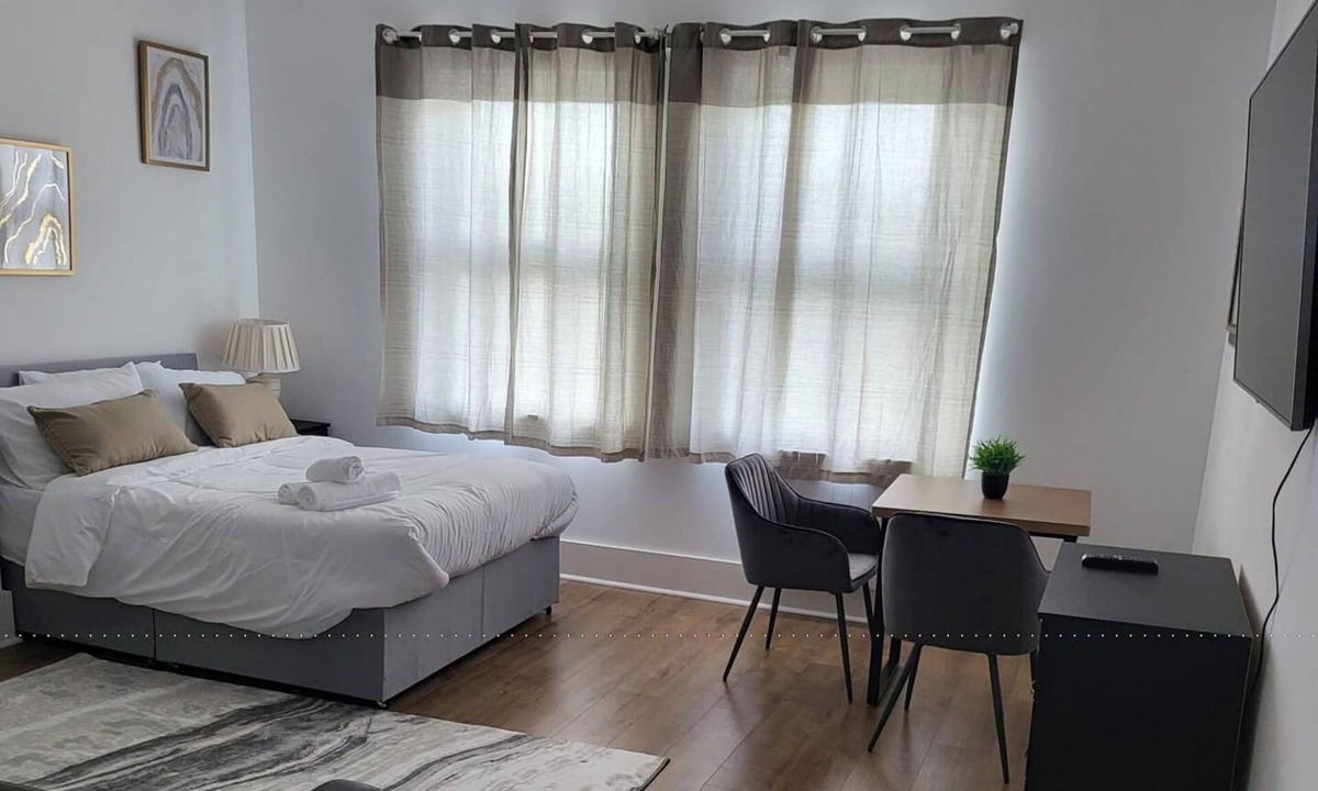 Stone Apartment | 1 Bed Flat - Sleeps 3 - Parking - Wifi