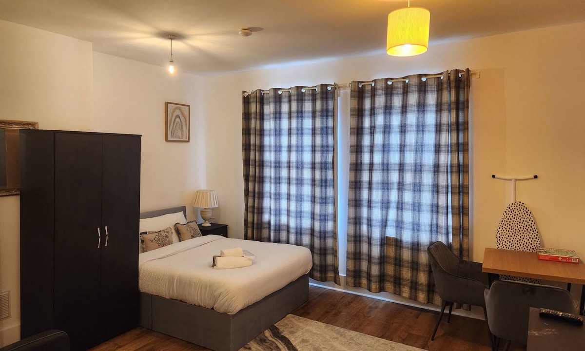 Stone Apartment | 1 Bed Flat - Sleeps 3 - Parking - Wifi