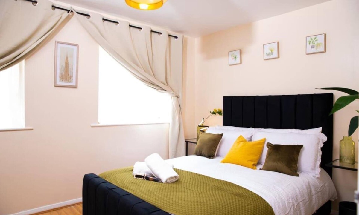 Edmonton Apartment | 1 Bed Flat - Sleeps 4 - Parking - Wifi