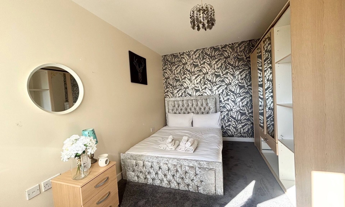 Grays Apartment | 1 Bed Flat - Sleeps 4 - Pets - Parking - Wifi