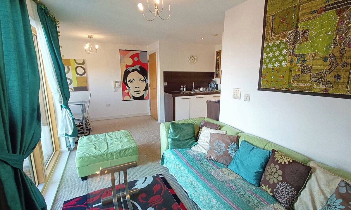 Cheetham Hill Apartment | 1 Bed Flat - Sleeps 5 - Pets - Garden - Parking