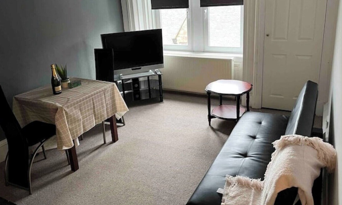 Gourock Apartment | 1 bed Flat With Basic Furnishings & White Goods