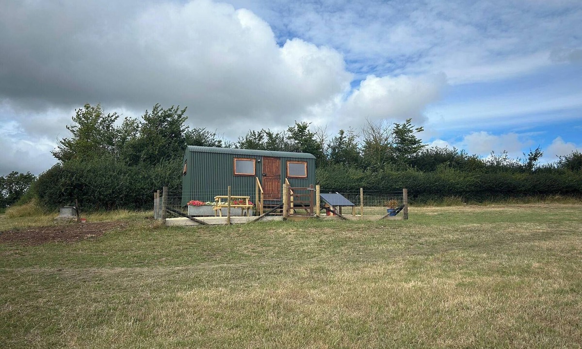Paulton Cabin | 1 Bed Hut - Sleeps 2 - Parking - Smoking
