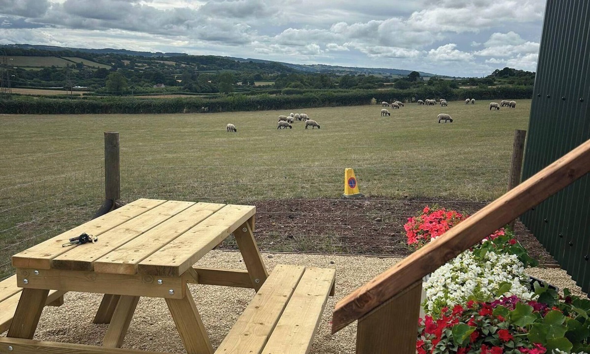 Cameley Cabin | 1 Bed Hut - Sleeps 2 - Parking - Smoking