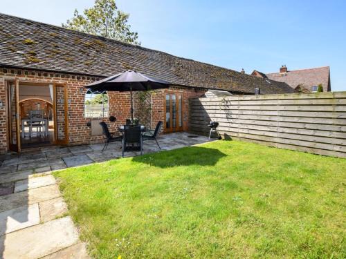 Pitchcombe House | 1 Bed in Sheriffs Lench 89306