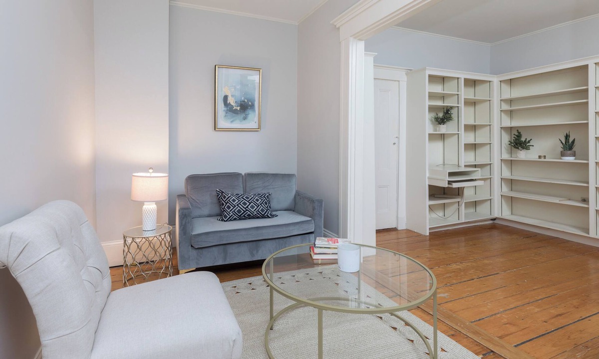 Thompson Square - Bunker Hill Apartment | 1 Bed + Office Duplex Located a short Walk in Ideal Location!