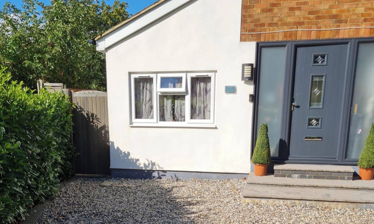 Old Harlow Apartment | 1 Bed Sleeps 2 with Private Garden