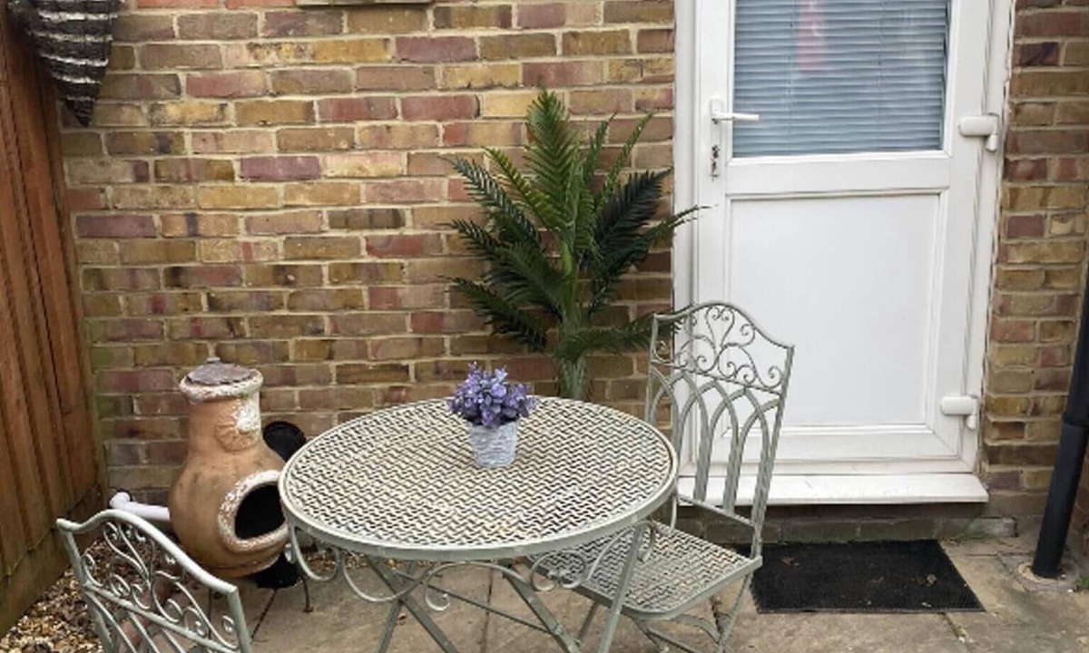 Hillingdon East Apartment | 1 Bed Studio - Sleeps 2 - Smoking - Parking - Wifi