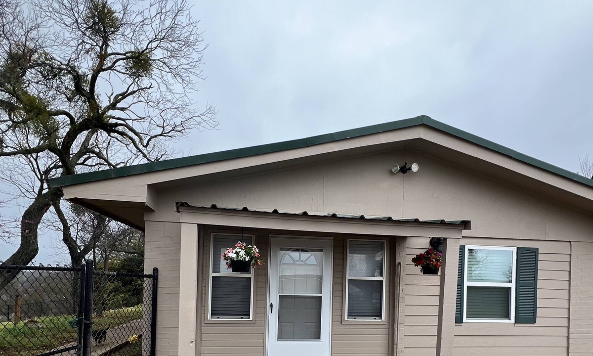 Eastland Apartment | 1 bedroom, 1 bath apartment in delightful Eastland.nCozy, quiet, and nice view.