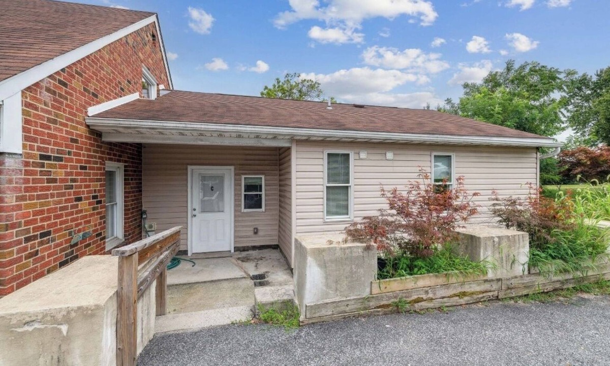 Parkville Apartment | 1 bedroom, 1 full bath shower, double vanity, full kitchen, eat in kitchen, deck